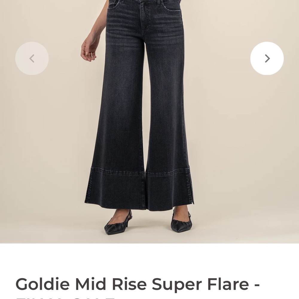 KUT- BRAND NEW NEVER BEEN WORN - Goldie Mid Rise Super Flare - Size 4